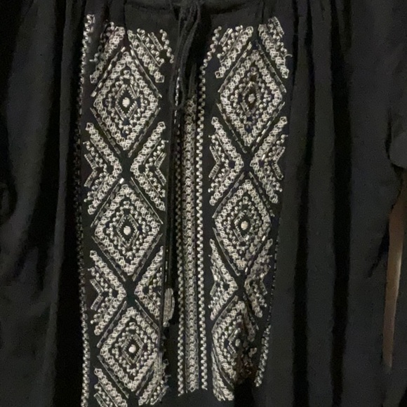 JM Collection Black Graphic Blouse Relaxed Fit - Picture 2 of 8